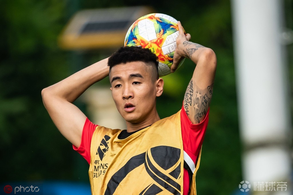 包含赛前里昂调整名单以备亚冠，伤情更新环节打磨，管理层满意，控场能力受关注的词条