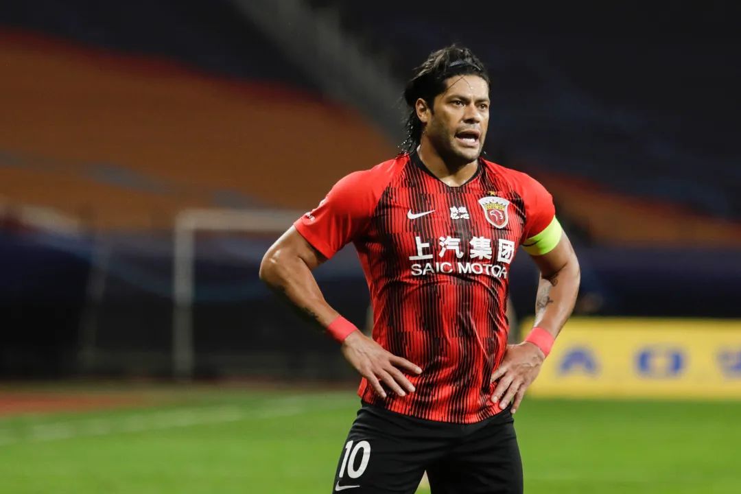 包含赛前里昂调整名单以备亚冠，伤情更新环节打磨，管理层满意，控场能力受关注的词条